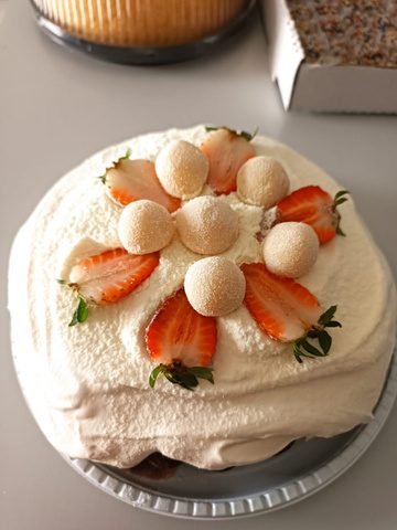Bolo mousse de ninho com morangos