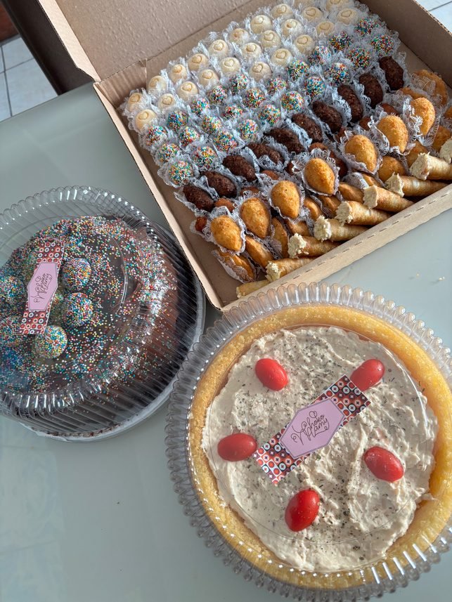 Kit festa com bolo, pão de batata, doces e salgados